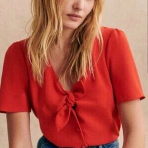 Sézane Eloine blouse with a V-neckline and a bow at the chest